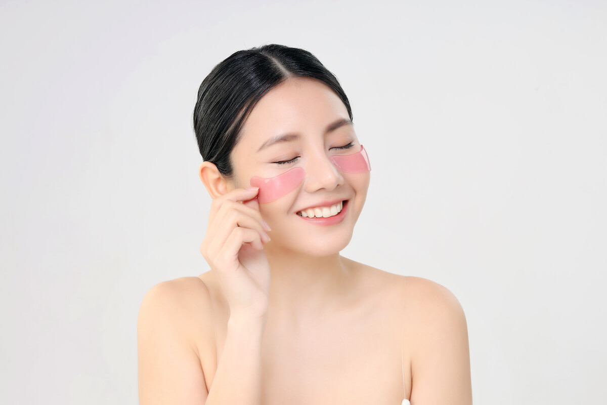 cosmetic-eye-mask-close-up-beauty-face-asian-woman-with-fresh-clean-skin-using-eye-pad-eye-care-treatment-isolated-white-beauty-skin-care-concept (1)